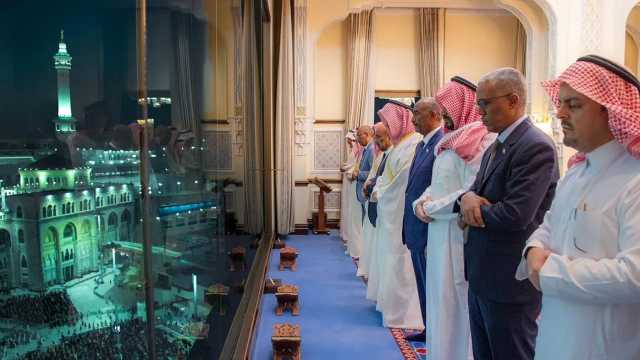 ولي العهد والبرهان يؤديان الصلاة في المسجد الحرام