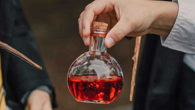 امرأة تسمم زميلتها في العمل بدافع الغيرة