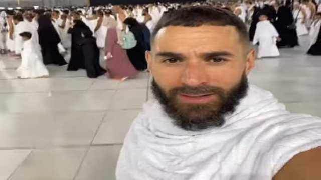 بنزيما يؤدي مناسك العمرة.. فيديو