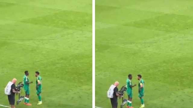 الدوسري يطمئن على سعود عبدالحميد بعد الفوز على الصين .. فيديو