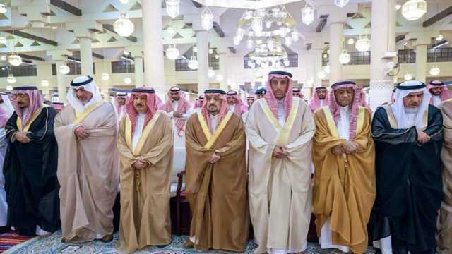 أمير الرياض ونائبه يؤديان صلاة الميت على الأمير ناصر بن فهد بن عبدالله بن سعود.. صور