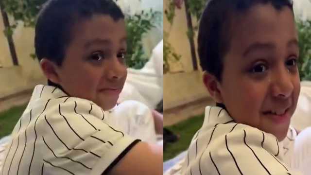 شاهد.. ردة فعل طفل هلالي بعد محاولة مشجع نصراوي إزالة شعار الهلال من هاتفه