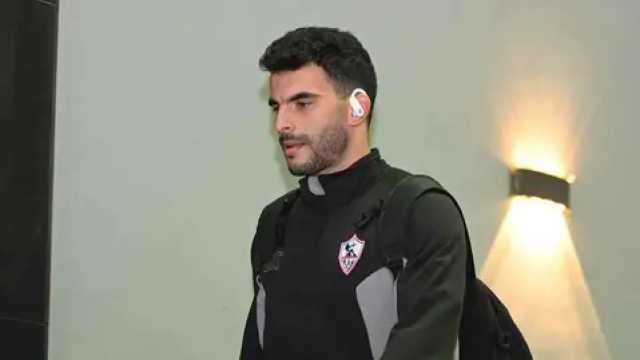 اسقاط صورة ضخمة لزيزو والدهس عليها بمقر الزمالك.. فيديو