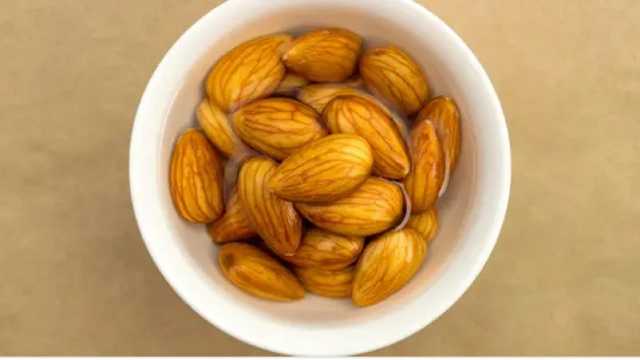 فوائد تناول اللوز على معدة فارغة