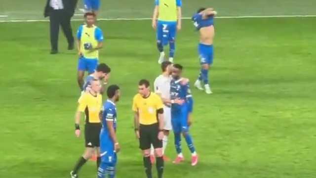 البليهي يتأكد من ساعة الحكم بعد نهاية المباراة .. فيديو