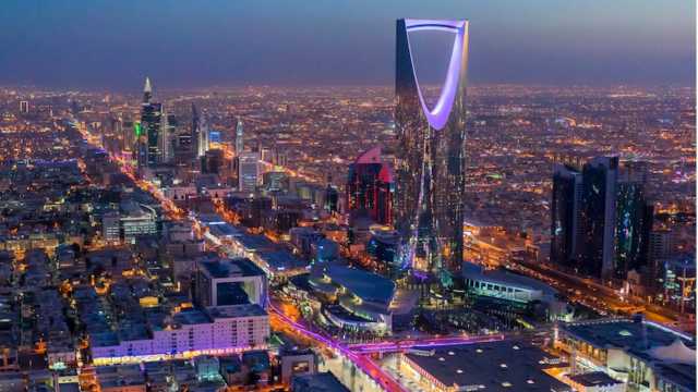 مغربي مقيم بالمملكة: الناس يتركون تجارتهم في الشوارع ويذهبون للصلاة.. فيديو