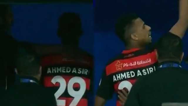 أحمد عسيري يبصق على مشجع نصراوي بعد طرده من المباراة.. فيديو
