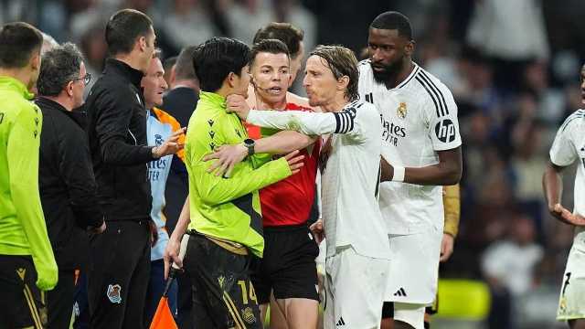 لقطة مثيرة: مودريتش يشتبك مع نجم ريال سوسيداد .. فيديو