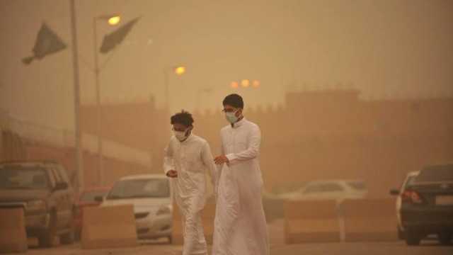 تحذيرات من الغبار: الكمامة ضرورة لحماية جهازك التنفسي