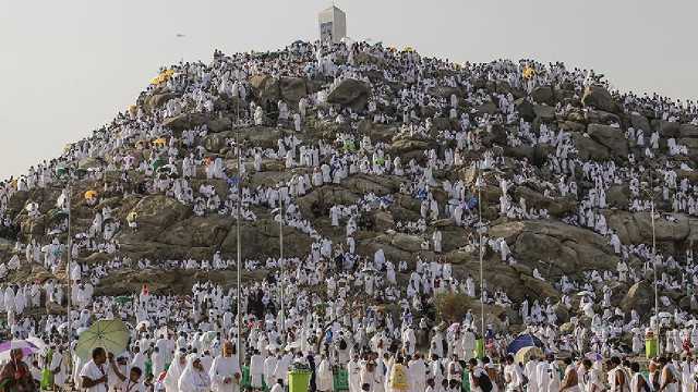 شركات حجاج الداخل تجهز مقراتها بمشعر منى وعرفات .. فيديو