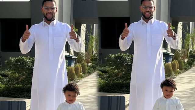 لودي وابنه في طريقهما إلى المملكة أرينا بالزي السعودي