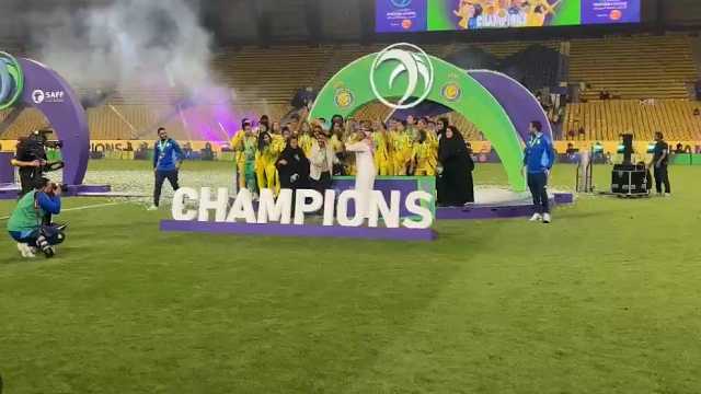 ماجد الجمعان‬⁩ يرفع كأس ⁧‫الدوري الممتاز للسيدات‬⁩ مع فريقه.. فيديو