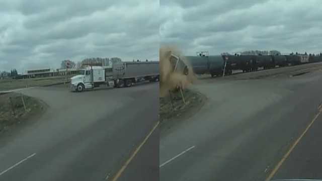 لحظة اصطدام مرعبة بين قطار شحن ومركبة .. فيديو