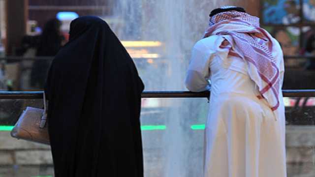 العرفج يكشف عن طريقته لإطالة عمر العلاقة بين الزوجين.. فيديو