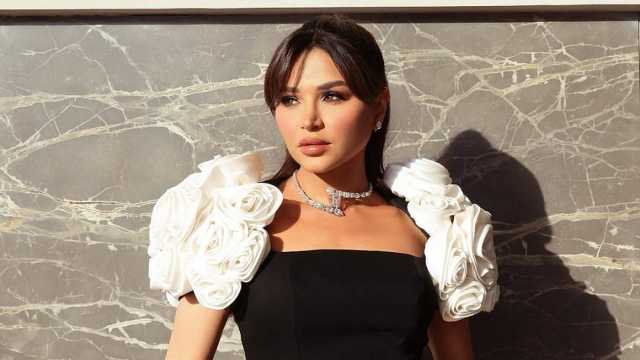 نهى نبيل تخطف الأضواء في زفاف نارين بإطلالة فاخرة ومجوهرات ماسية.. فيديو