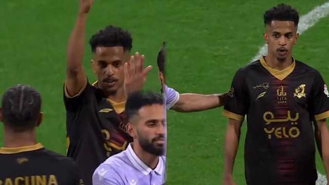 لاعب الوحدة يرفض مُغادرة الملعب وإجراء التبديل.. فيديو