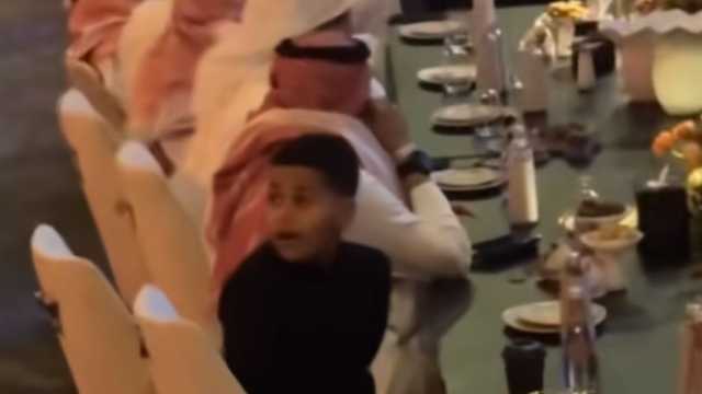 خالد ابن الفنان محمد عبده يتفاعل مع الجمهور وهم يهتفون باسم والده… فيديو