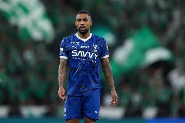 مالكوم يغادر ملعب الديربي بصحبة ابنه بعد خسارة الهلال أمام النصر.. فيديو