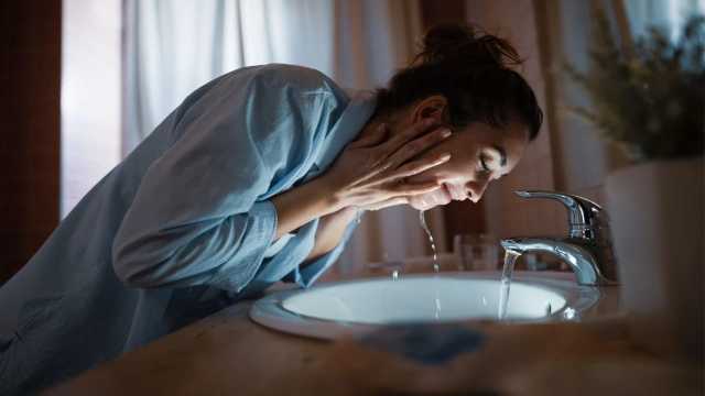 ترك المكياج على الوجه قبل النوم يسرع ظهور التجاعيد