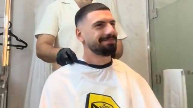 ردة فعل ديميرال عند وضع الغطاء عليه شعار الاتحاد .. فيديو