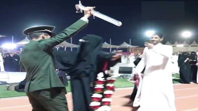 البراء العتيبي يفي بوعده لوالدته يوم تخرّجه من كلية الدفاع الجوي .. قيديو