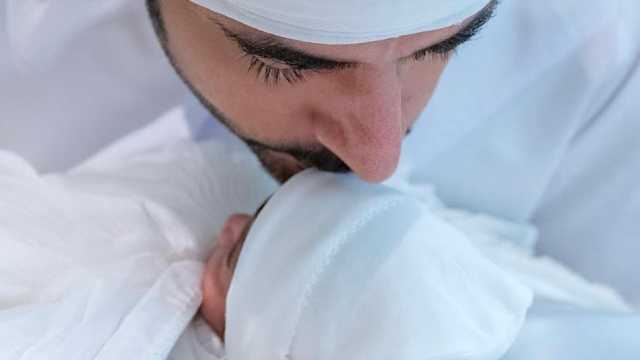 الشيخ حمدان بن محمد يشارك أول صور مع ابنته ⁧‫الشيخة هند‬⁩ ..صور