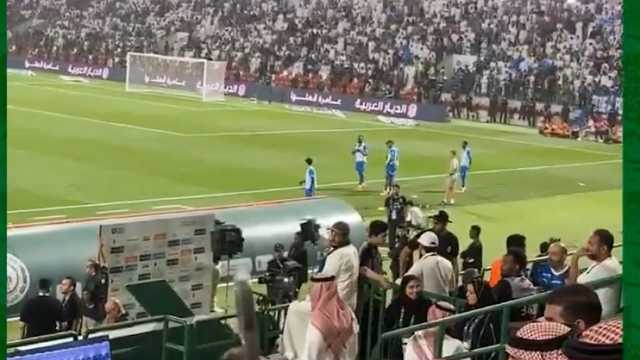 لحظة خروج رئيس نادي الهلال قبل انتهاء المباراة ..فيديو