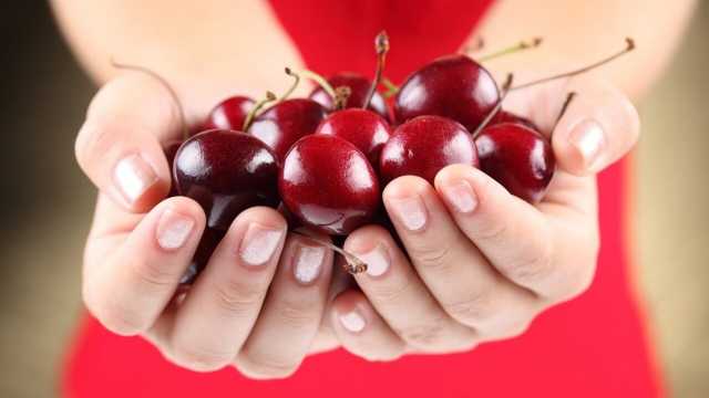 الكرز من أغرب الأشياء التي تساعدك على النوم .. فيديو