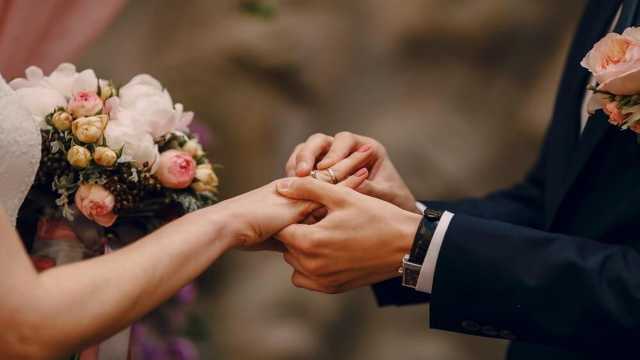 أصدقاء يمازحون صديقهم بطريقة غريبة قبل ساعات من زفافه.. فيديو