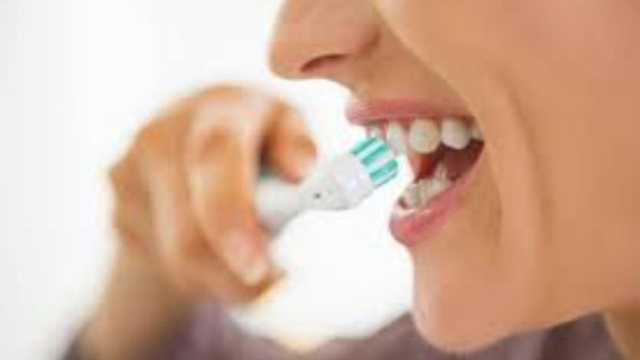 إهمال تنظيف الأسنان قد يزيد من الصداع وآلام الجسم لدى النساء