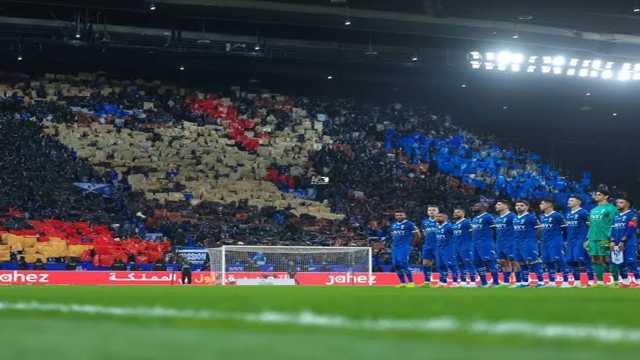 وزير الرياضة ورئيس الاتحاد الآسيوي يشاهدان “تيفو” الهلال باهتمام.. فيديو