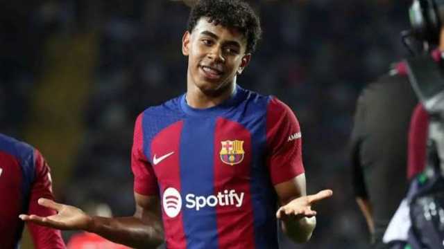 فيديو مسرب لوالد يامال بقميص الريال يُشعل غضب جماهير برشلونة.. فيديو
