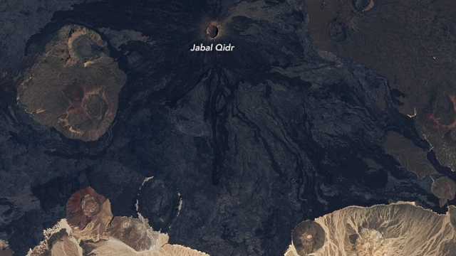 صورة فضائية تكشف مشهدًا جيولوجيًا نادرًا في حرة خبير
