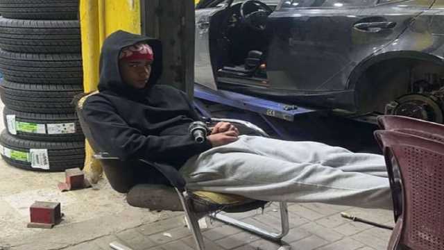 نجل رونالدو في مركز صيانة سيارات