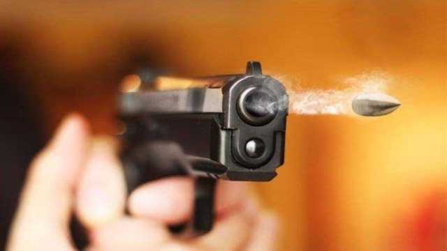 إصابة طفلة بطلق ناري طائش في مشاجرة بين والدها وعمها