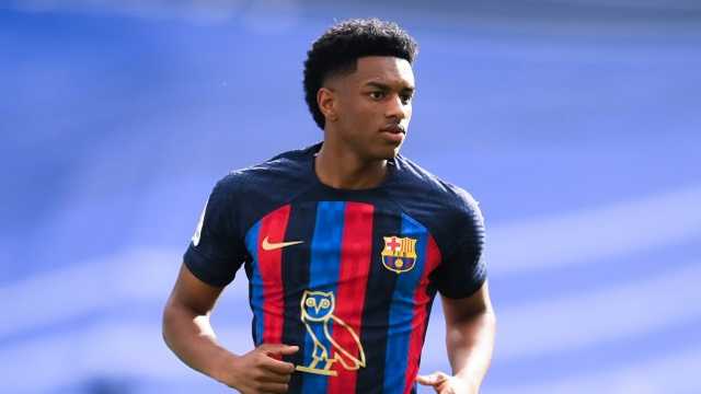 برشلونة يتلقى صدمة في مدافعه أليخاندرو