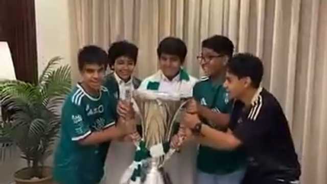 عائلة حارس الأهلي تحتفل باللقب الآسيوي.. فيديو