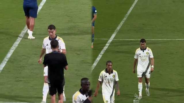 لحظة تسليم رونالدو الكابتنية للإداري ومغادرة الملعب مبكرًا.. فيديو