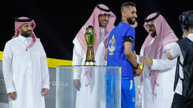 سلمان الفرج يحتفل مع نيوم بكأس دوري الدرجة الأولى .. فيديو