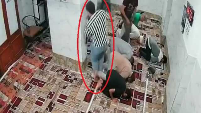 مشهد مروع لاقتحام مسجد بالشوم أثناء الصلاة.. صور