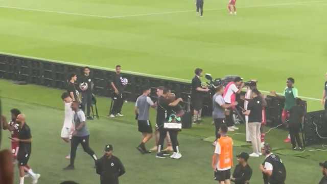 فيغا يودع جماهير الأهلي ..فيديو