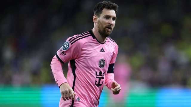 ميسي: نمر بفترة صعبة ويجب التعافي قبل كأس العالم للأندية