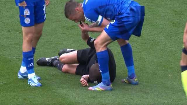 لاعب ليستر سيتي يستخدم صافرة الحكم بعد سقوطه.. فيديو