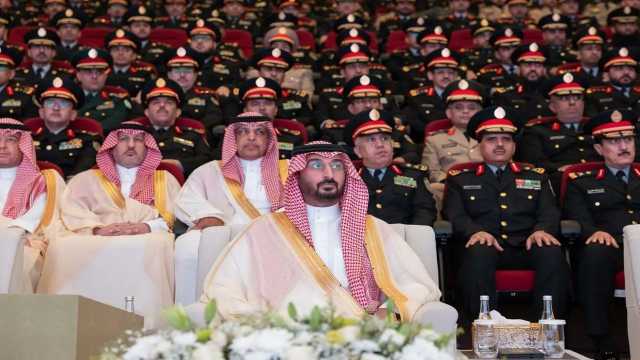 وزير الحرس الوطني يرعى حفل تخريج دفعة برنامجي القيادة والأركان والدراسات العسكرية.. صور
