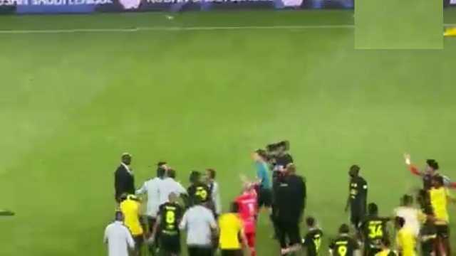 لحظة حصول ديابي على البطاقة الحمراء .. فيديو