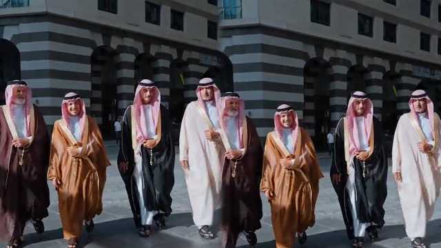الحجاج الأسبان الذين وصلوا إلى المملكة على متن الخيول يرتدون الزي السعودي.. فيديو