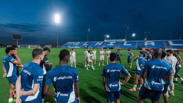 الشلهوب يعقد اجتماعًا عاجلًا مع لاعبي الهلال قبل لقاء الرائد