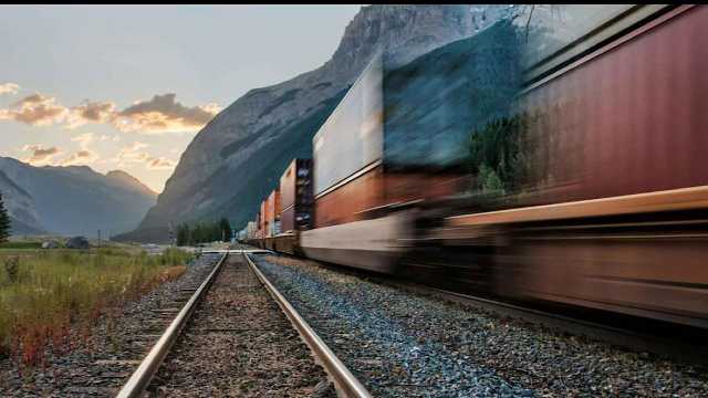 تحدٍ مميت قرب قطار كاد يودي بحياة شاب