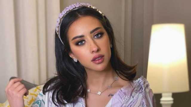 فرح الهادي تُفاجأ بتعليق ابنها “آدم” على فستانها.. فيديو