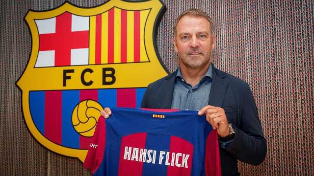 فليك مدربا لبرشلونا عاما أخر